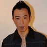 摊主因借给学生手机被家长逼下跪